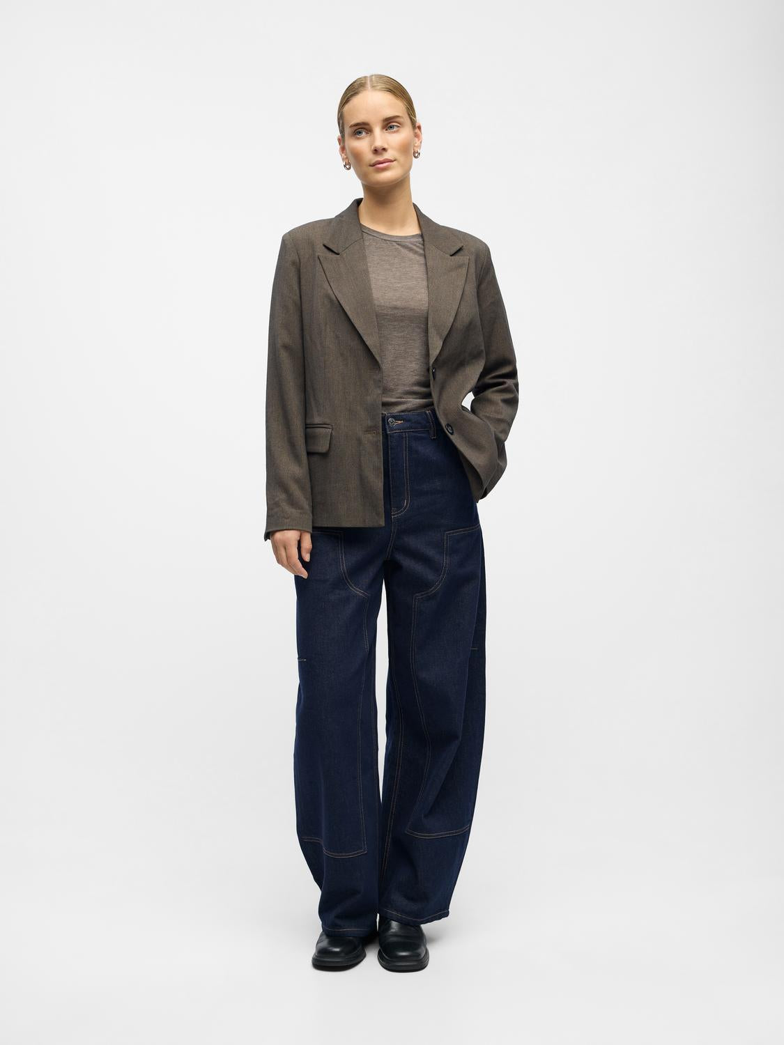 model_shot-front_full